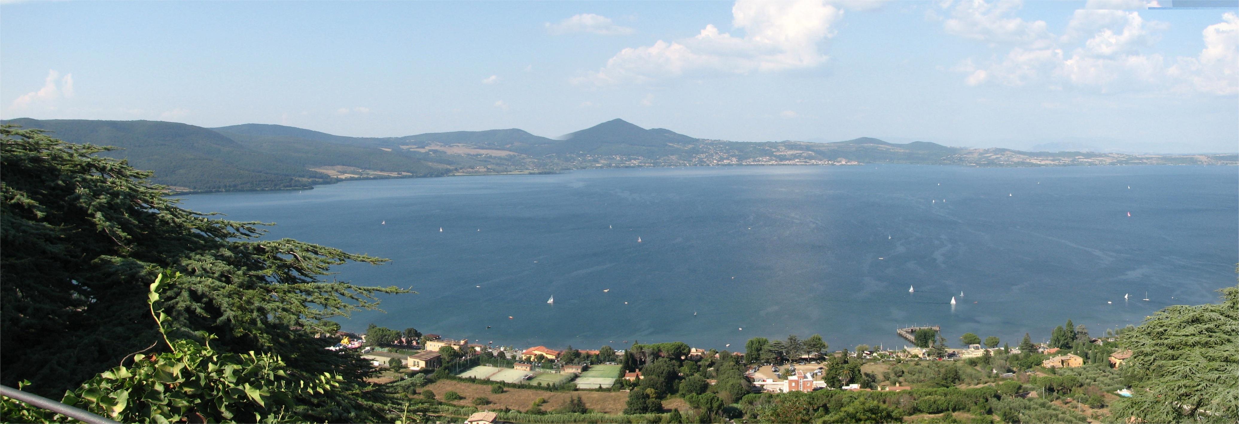 Lake_Bracciano_from_Castello_Orsini-Odescalchi.jpg